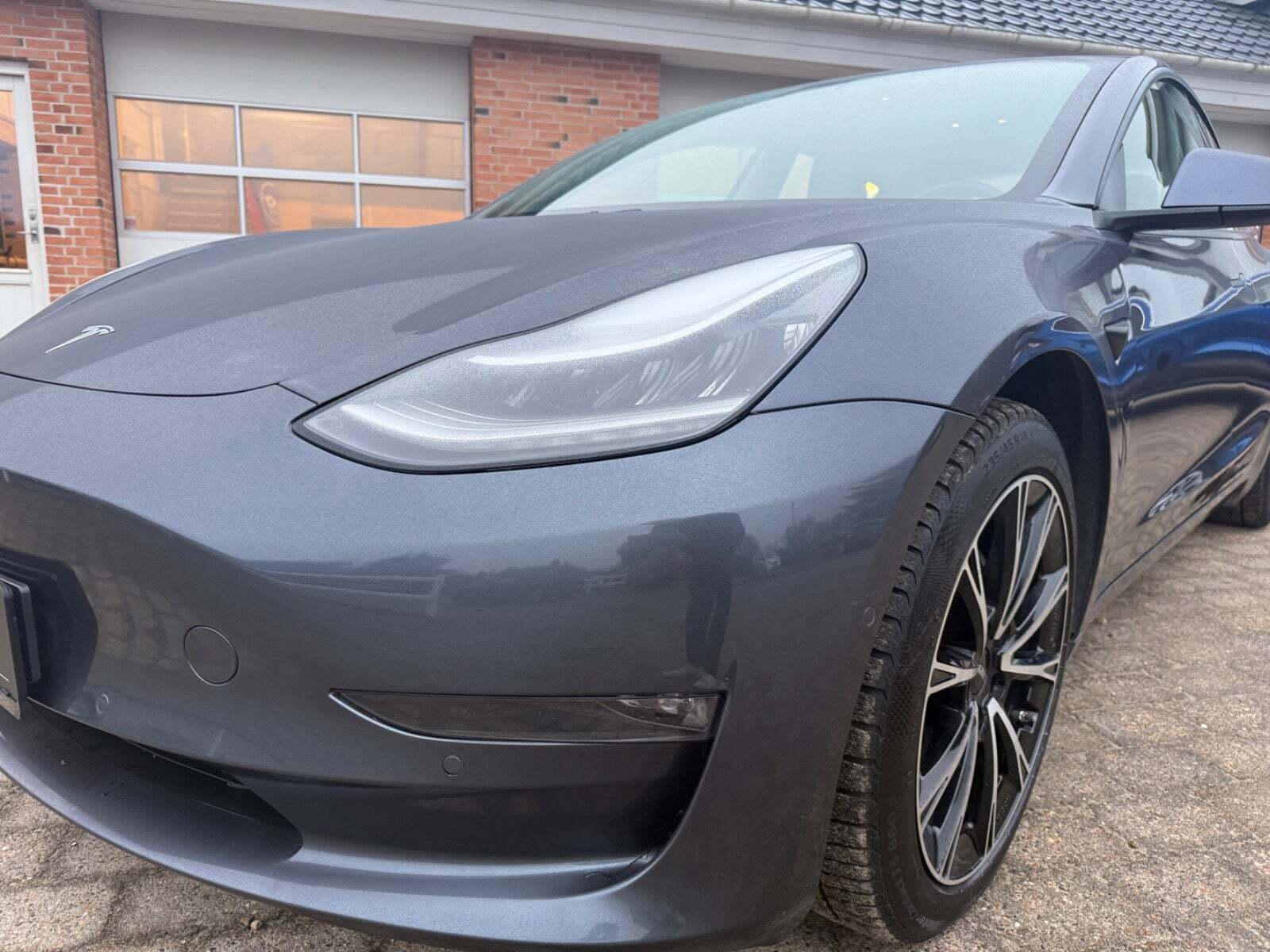Grå Tesla Model 3 fra 2021