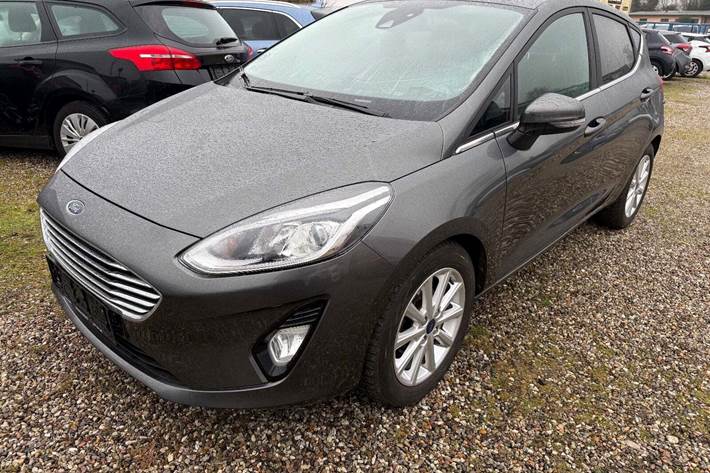 Grå Ford Fiesta fra 2017 set udefra