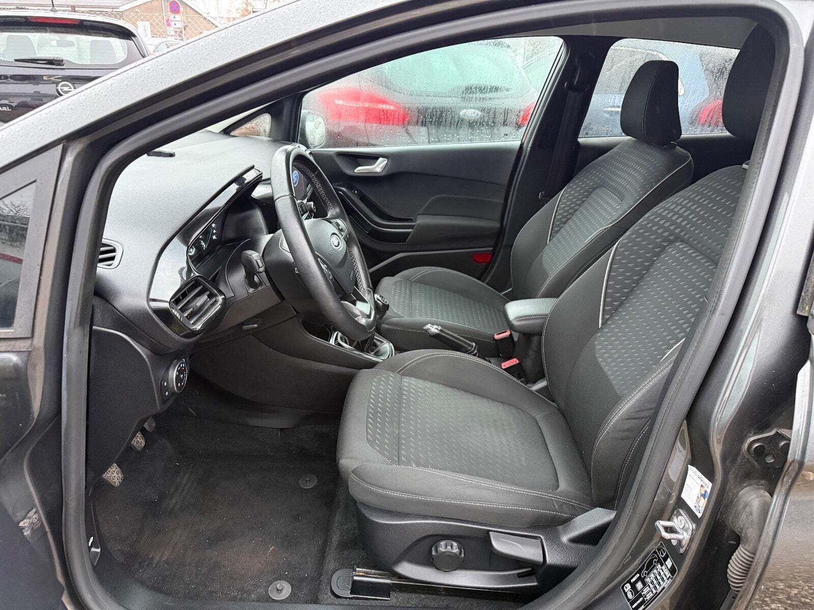 Grå Ford Fiesta fra 2017