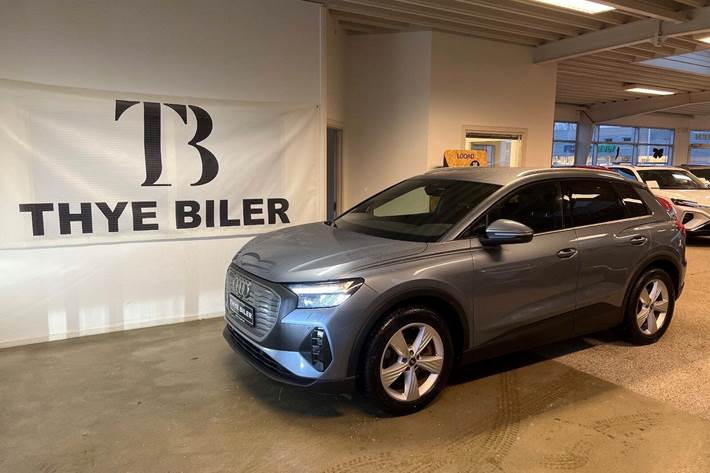 Blå Audi Q4 e-tron fra 2023 set udefra