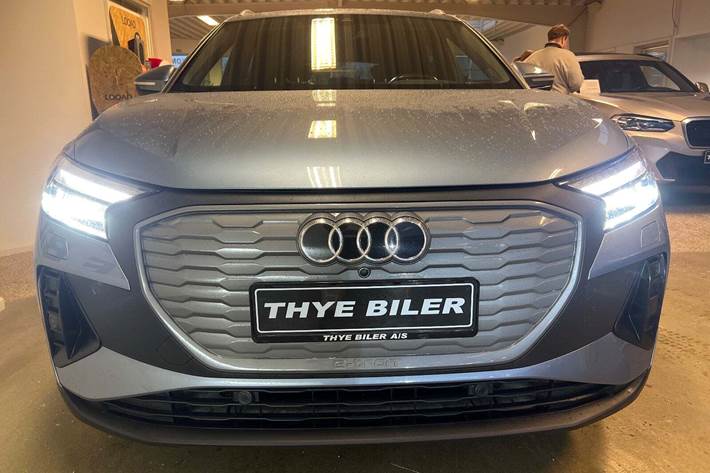 Blå Audi Q4 e-tron fra 2023