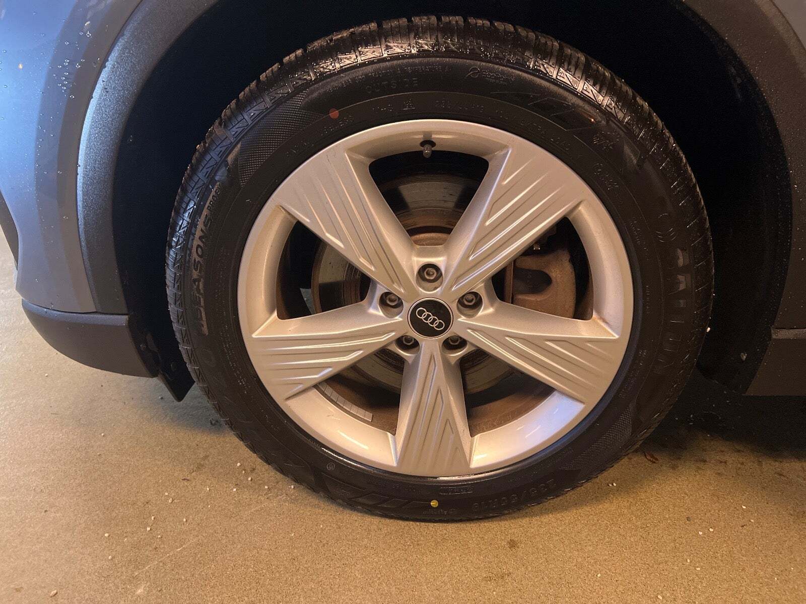 Blå Audi Q4 e-tron fra 2023