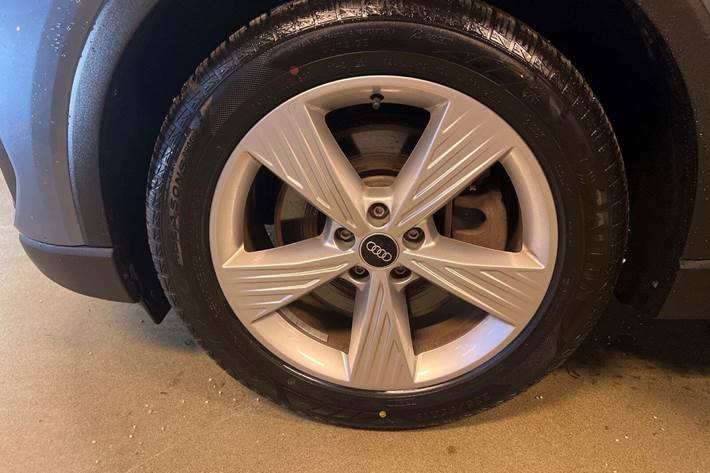 Blå Audi Q4 e-tron fra 2023