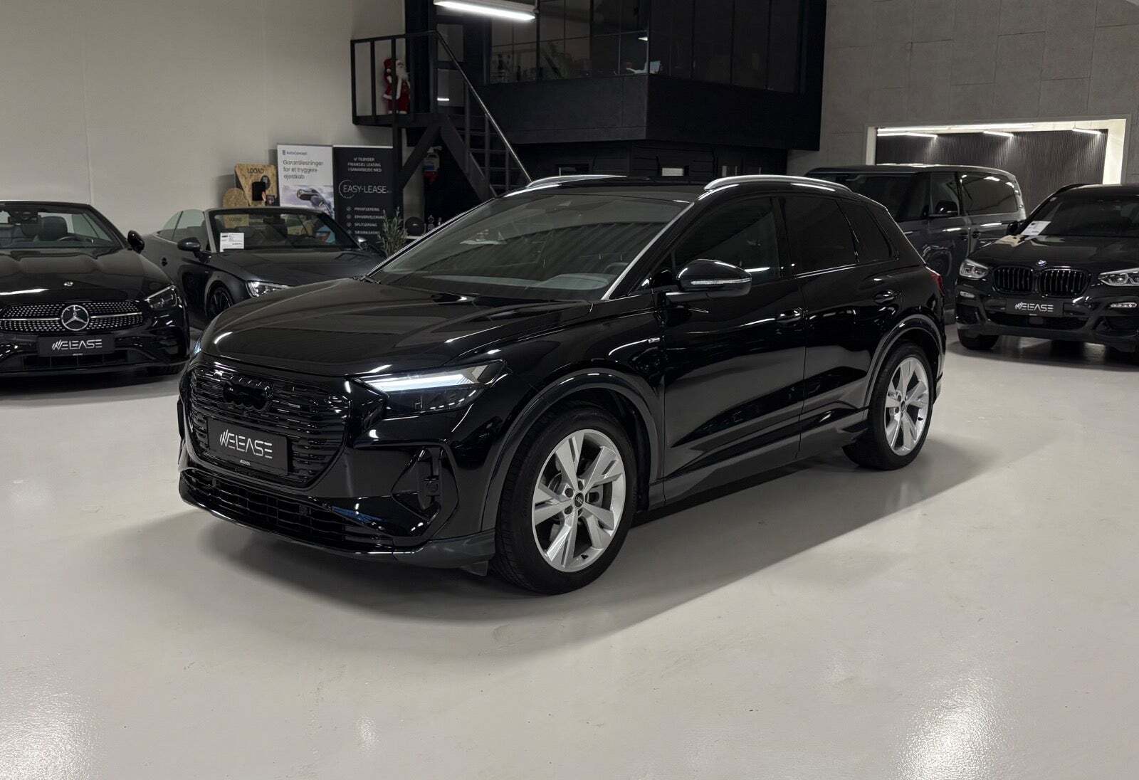 Sort Audi Q4 e-tron fra 2024 set udefra