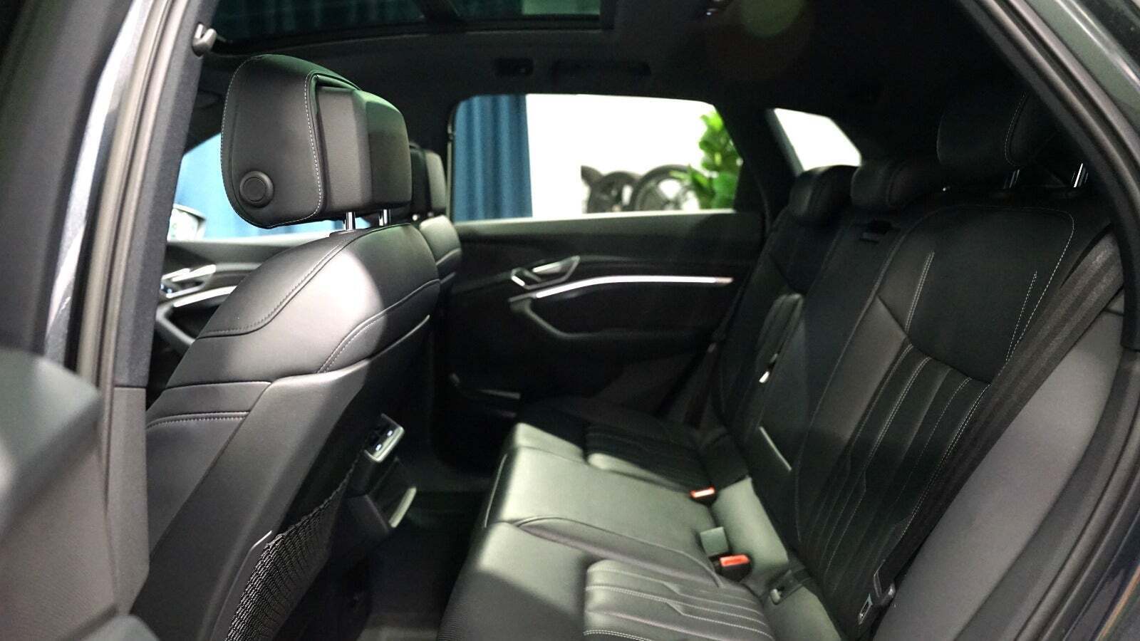 Grå Audi e-tron fra 2021