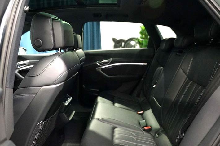 Grå Audi e-tron fra 2021