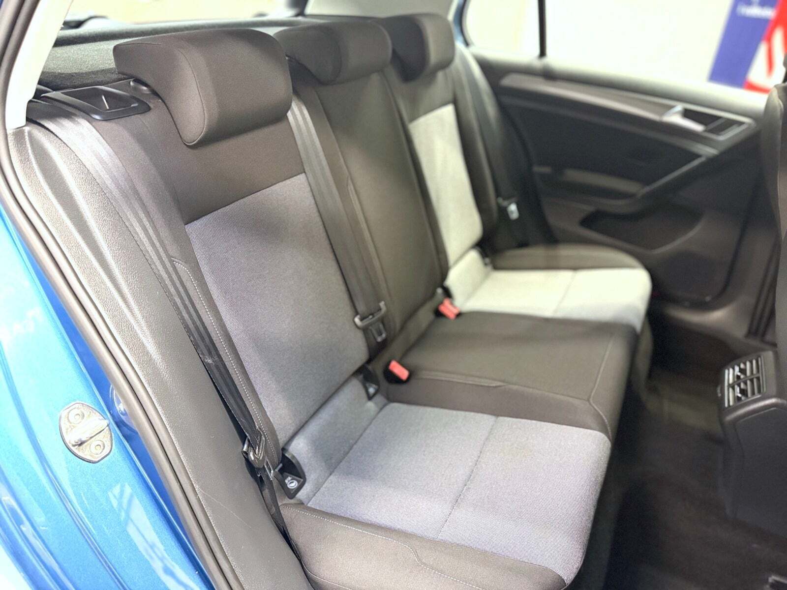 Blå VW Golf VII fra 2015