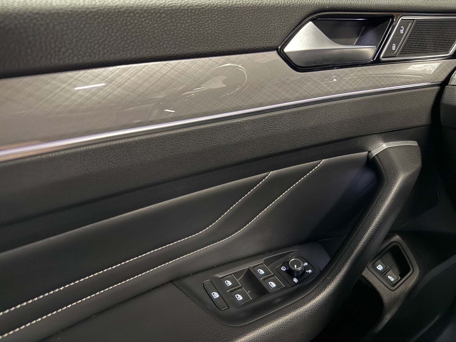 Sort VW Passat fra 2021