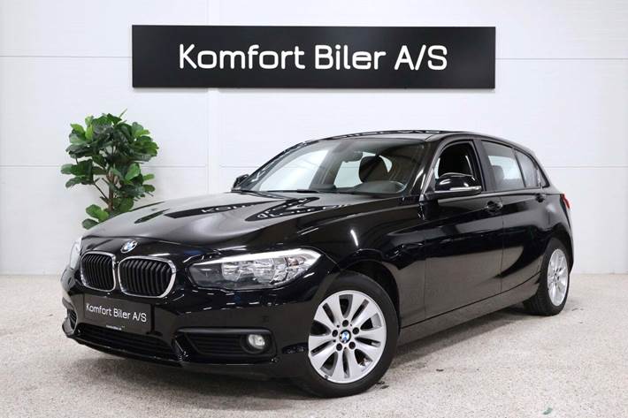 Sort BMW 118i fra 2016 set udefra