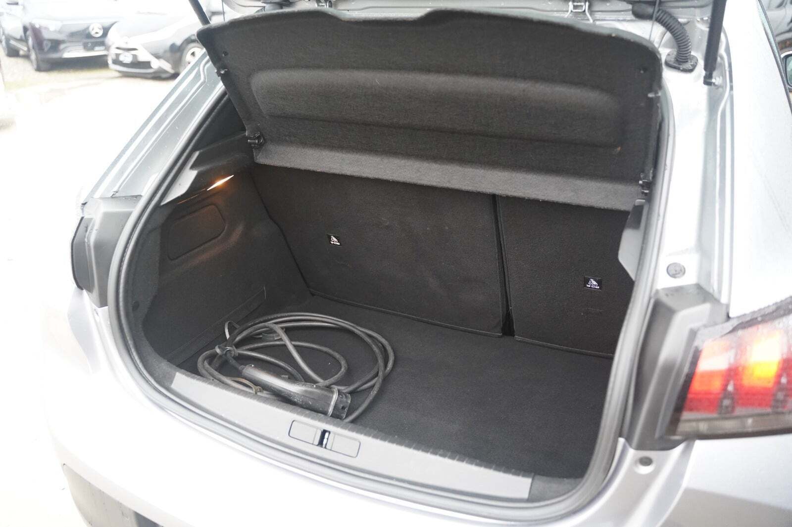 Sølv Peugeot e-208 fra 2020