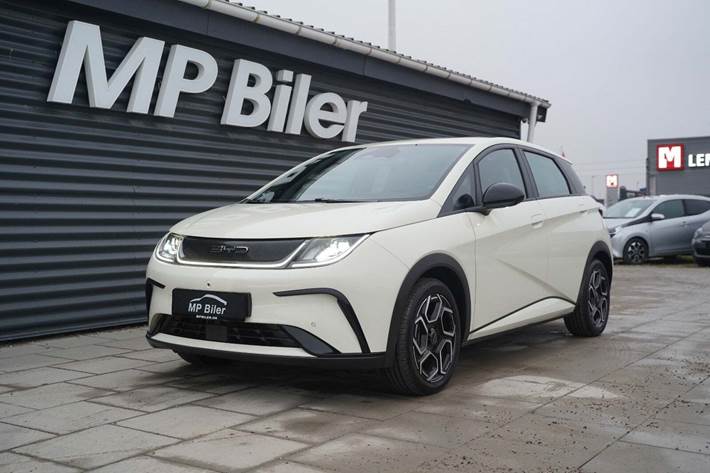 Beige BYD Dolphin fra 2024 set udefra