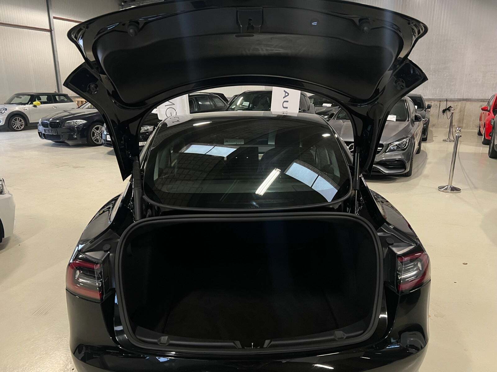 Sort Tesla Model 3 fra 2021