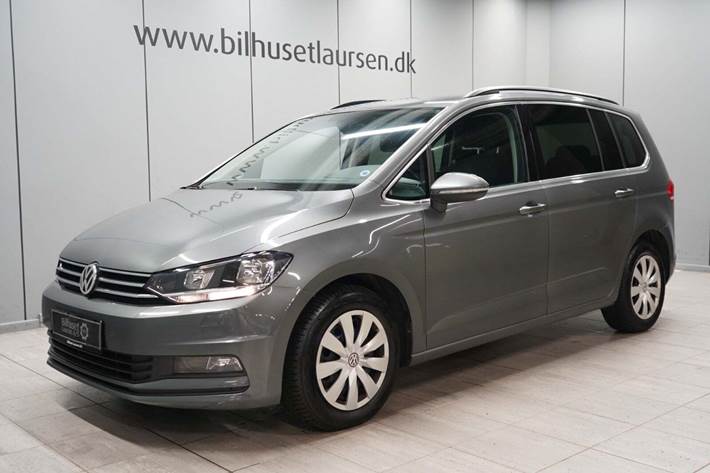 Grå VW Touran fra 2019 set udefra