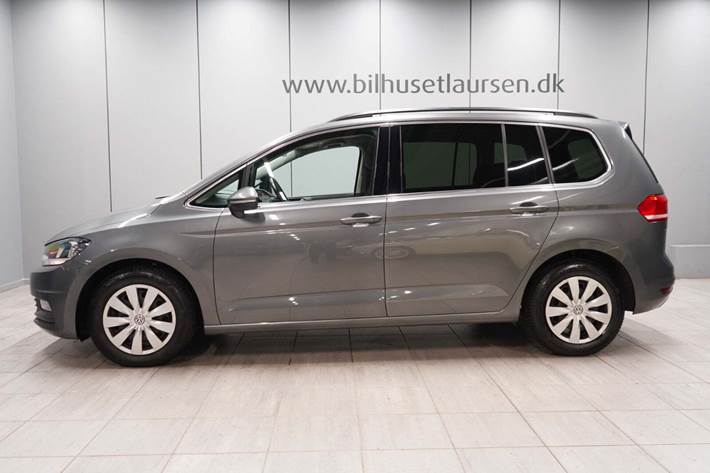 Grå VW Touran fra 2019