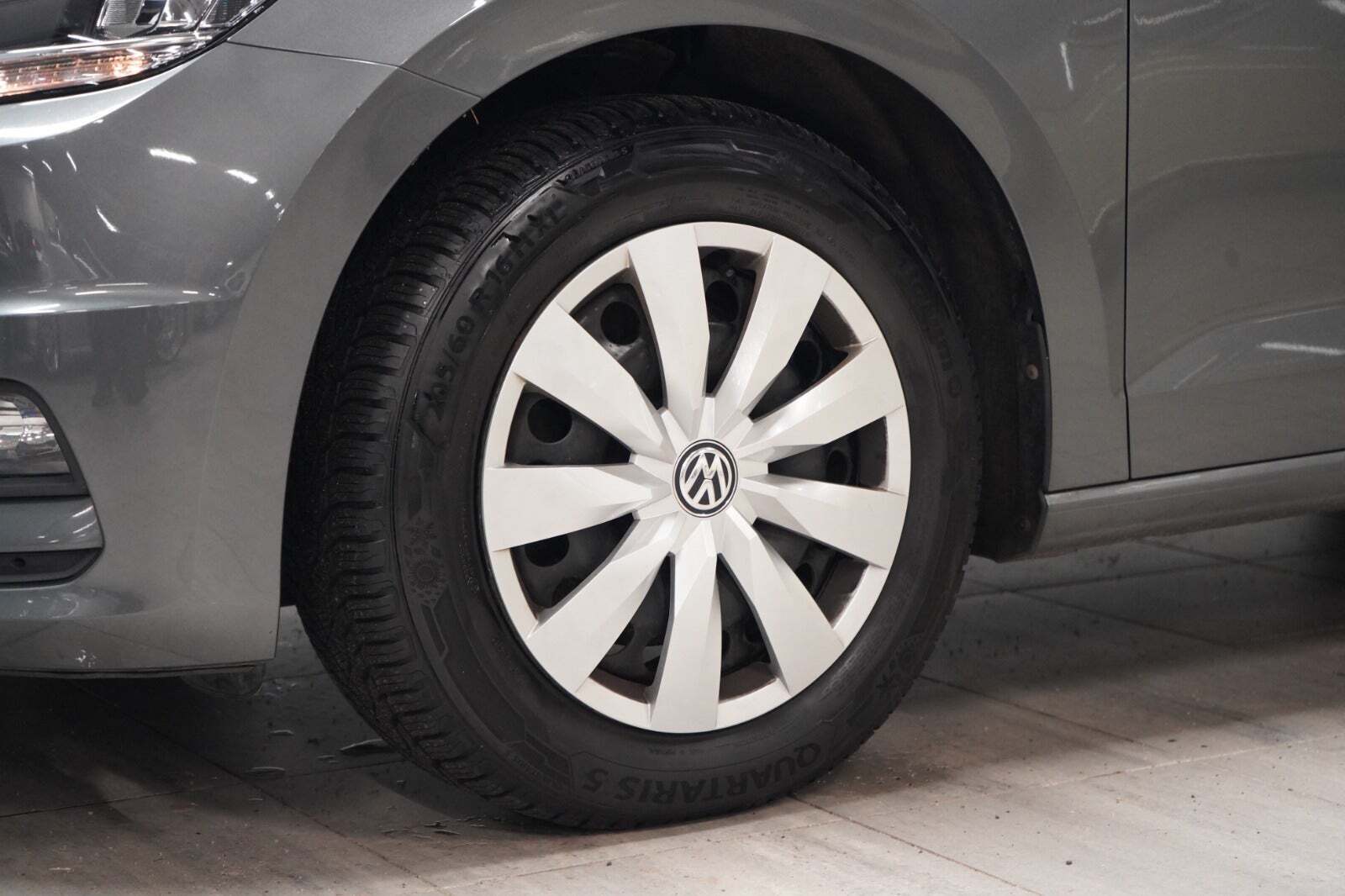 Grå VW Touran fra 2019