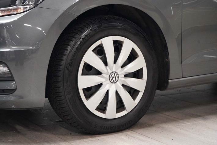 Grå VW Touran fra 2019