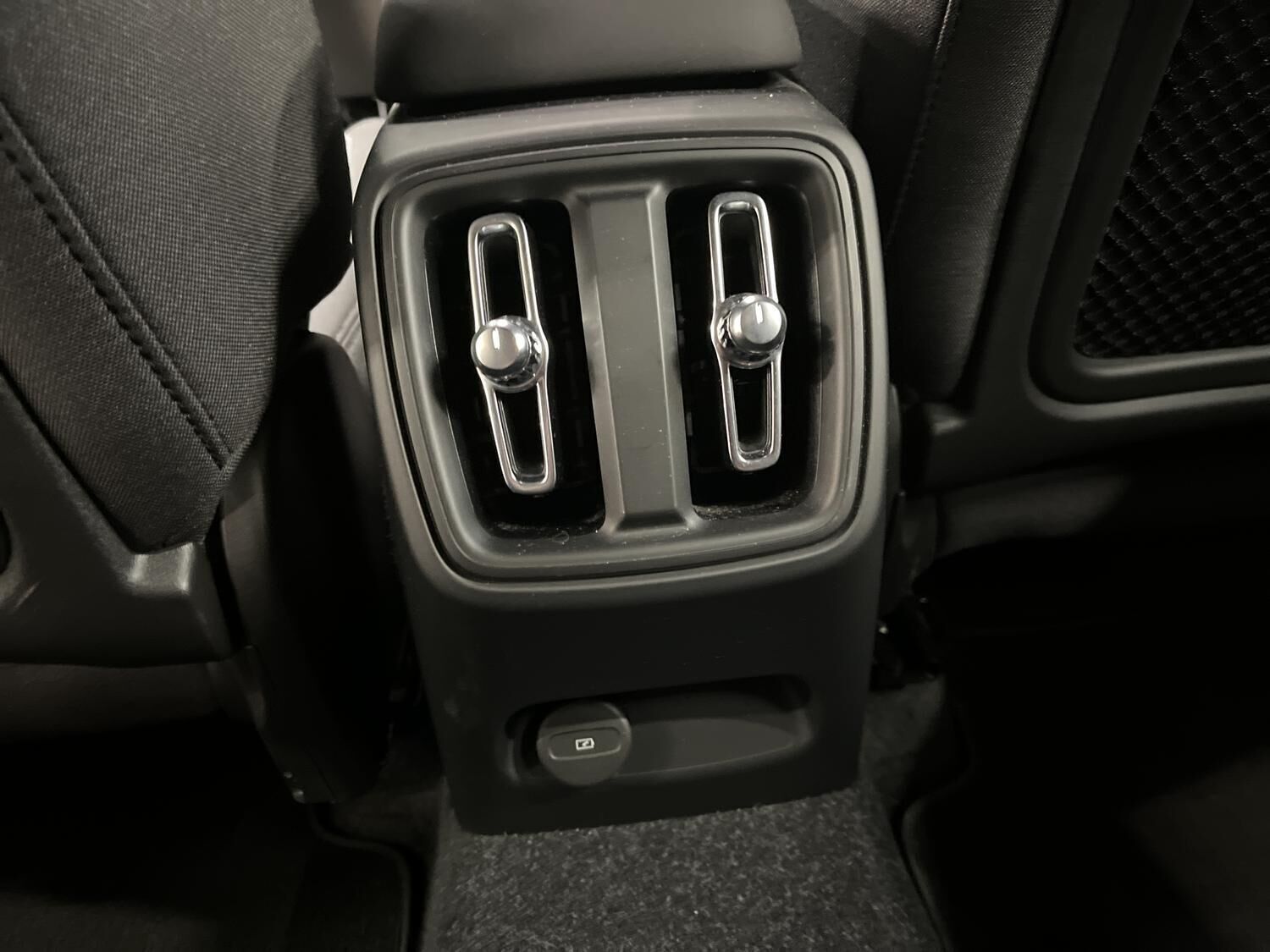 Grå Volvo XC40 fra 2024