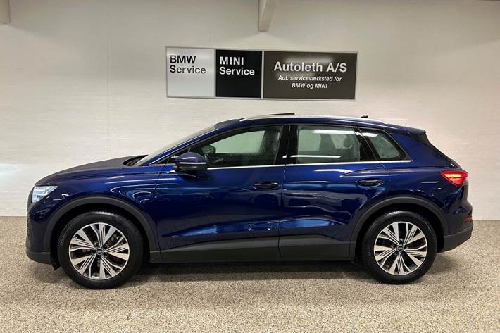 Blå Audi Q4 e-tron fra 2024
