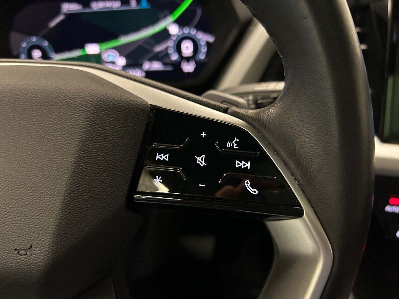 Blå Audi Q4 e-tron fra 2024