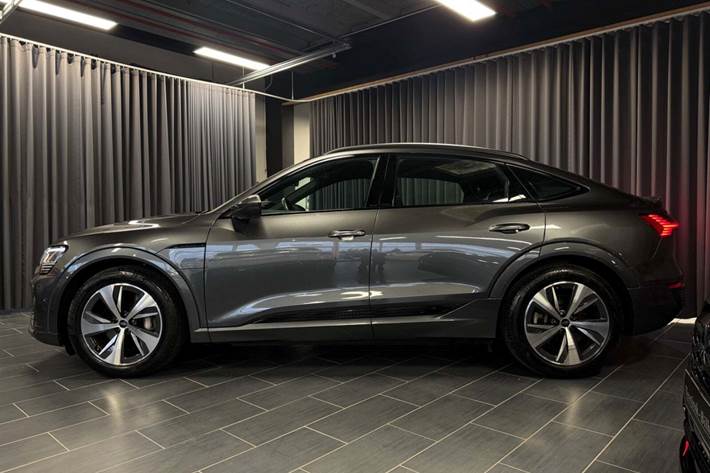 Grå Audi Q8 e-tron fra 2024