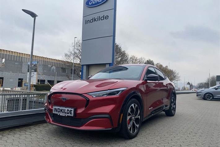 Rød Ford Mustang Mach-E fra 2022 set udefra