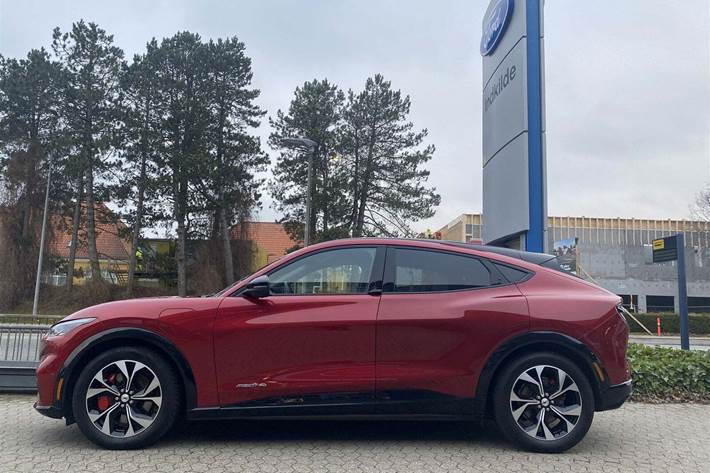 Rød Ford Mustang Mach-E fra 2022