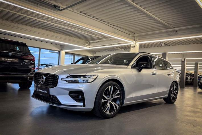 Sølv Volvo V60 fra 2021 set udefra