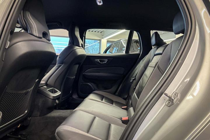 Sølv Volvo V60 fra 2021
