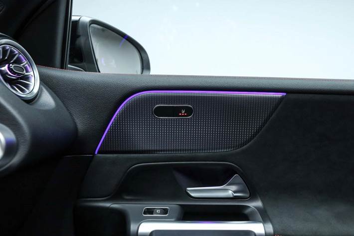 Hvid Mercedes EQB350 fra 2023