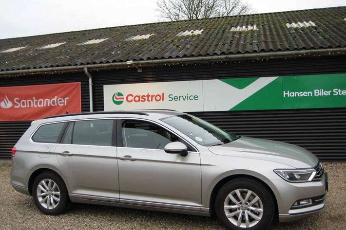 Sølv VW Passat fra 2017 set udefra