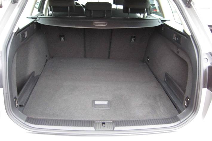 Sølv VW Passat fra 2017