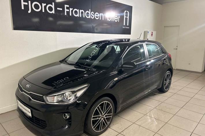 Sort Kia Rio fra 2017 set udefra