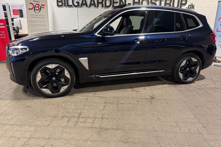 Blå BMW iX3 fra 2021