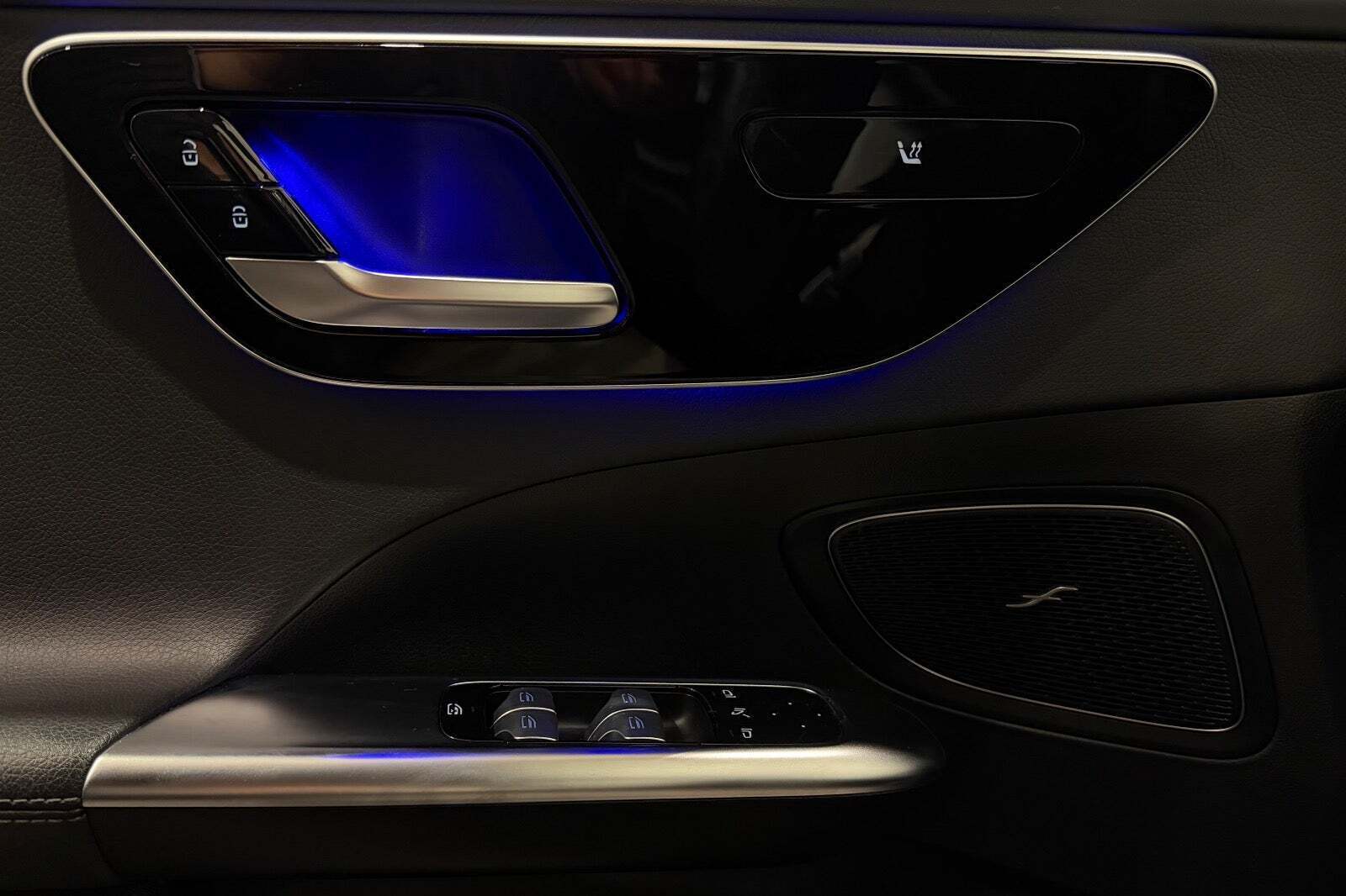 Hvid Mercedes C300 e fra 2023