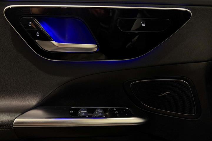 Hvid Mercedes C300 e fra 2023