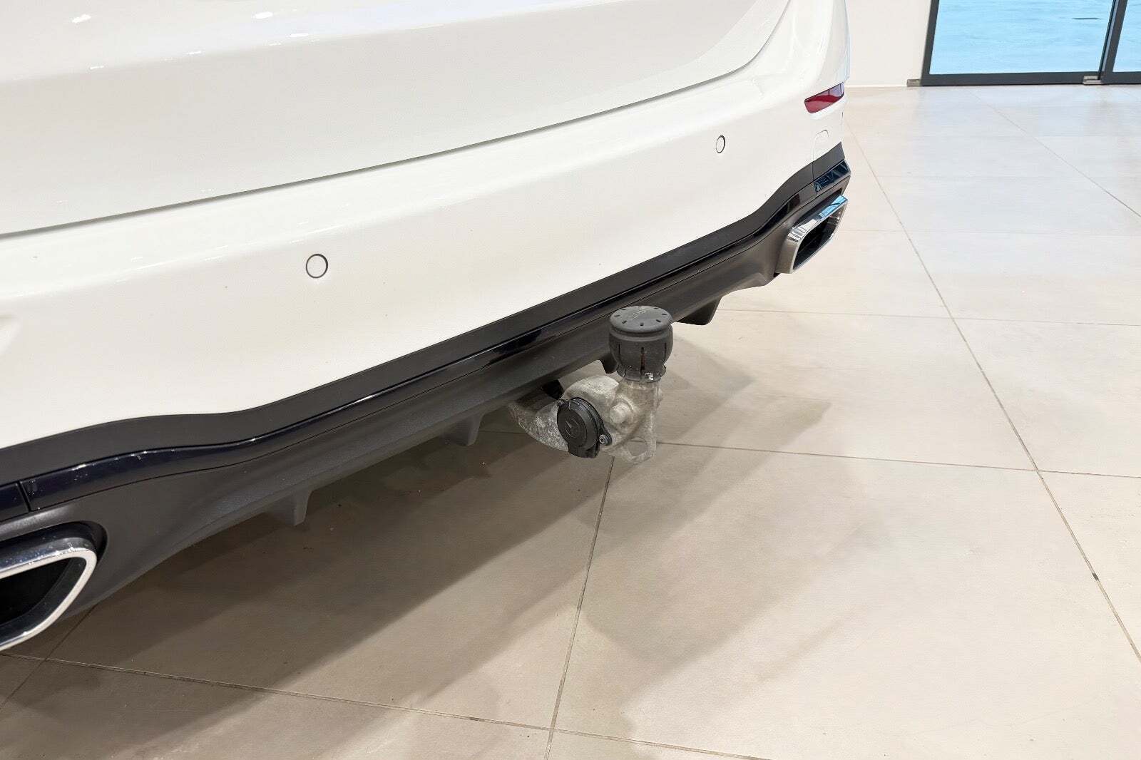 Hvid Mercedes C300 e fra 2023