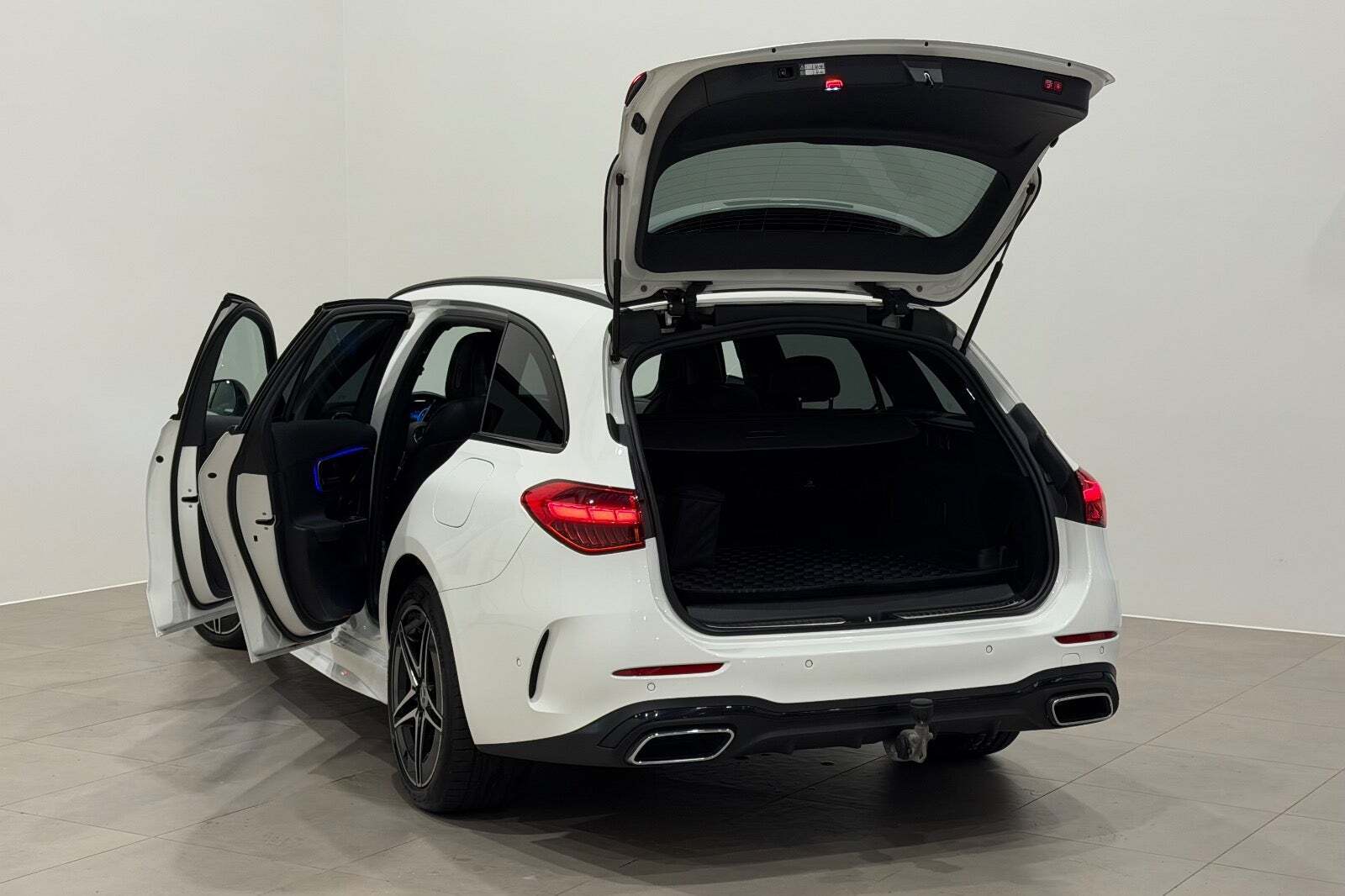 Hvid Mercedes C300 e fra 2023