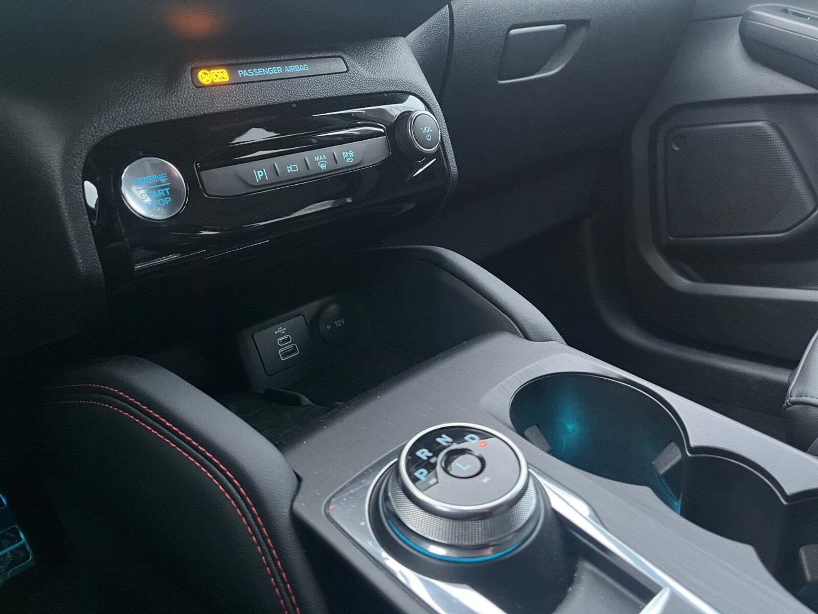 Grå Ford Kuga fra 2024