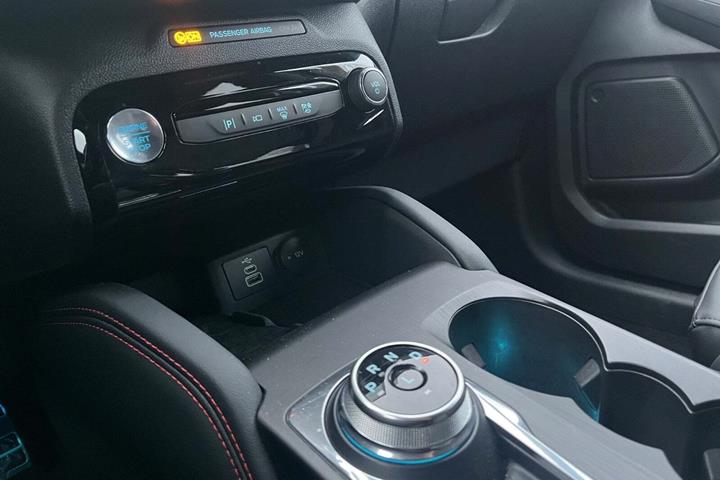 Grå Ford Kuga fra 2024