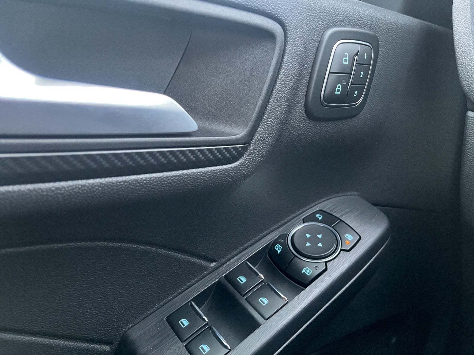 Grå Ford Kuga fra 2024