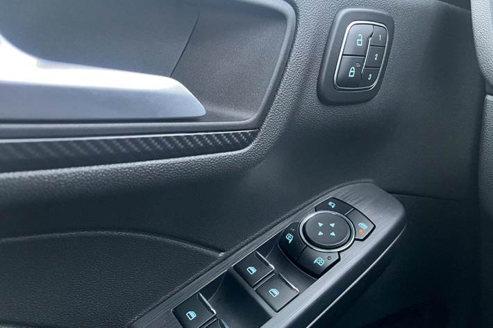 Grå Ford Kuga fra 2024