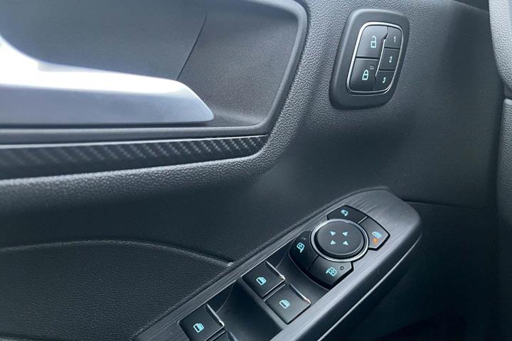 Grå Ford Kuga fra 2024