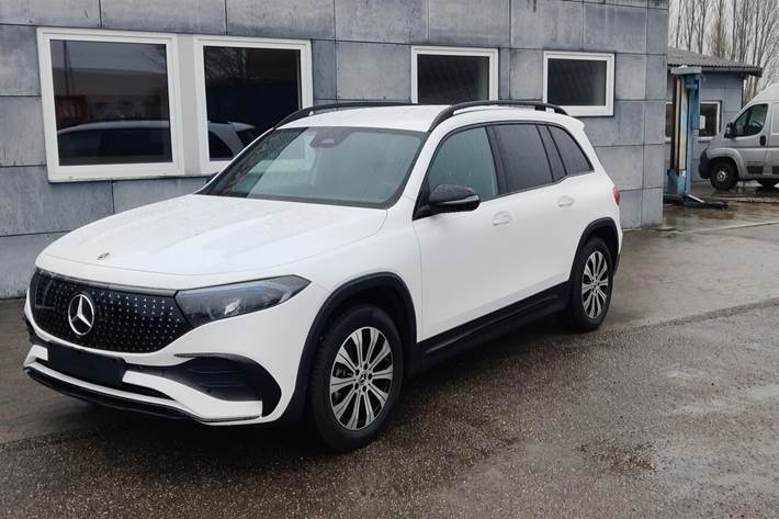 Hvid Mercedes EQB 300 fra 2024 set udefra