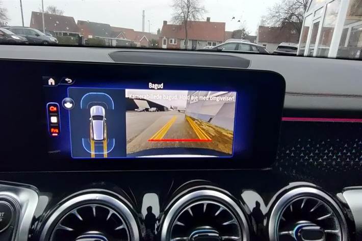 Hvid Mercedes EQB 300 fra 2024