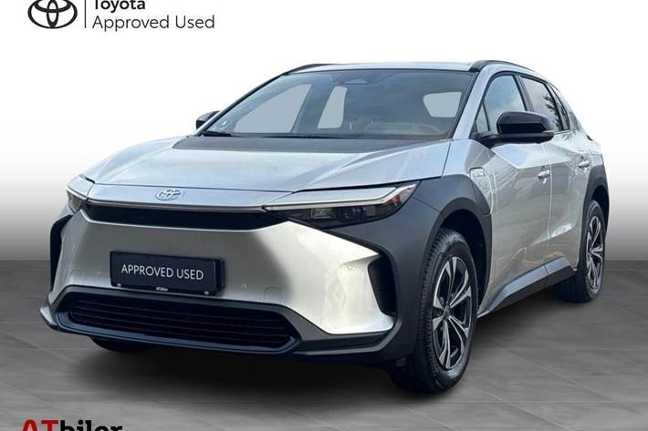 Sølv Toyota BZ4X fra 2023 set udefra