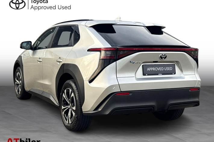Sølv Toyota BZ4X fra 2023