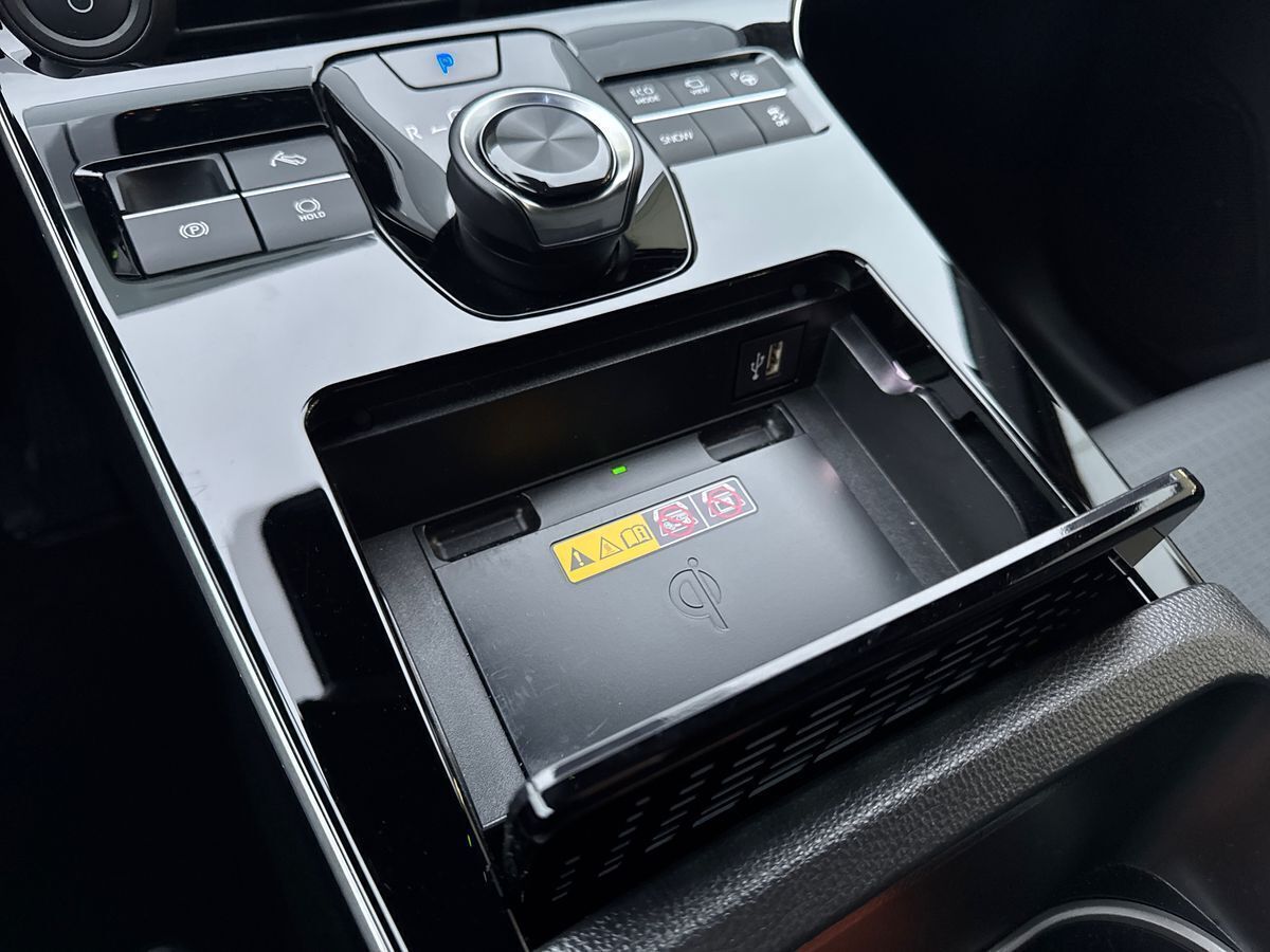 Grå Toyota BZ4X fra 2024