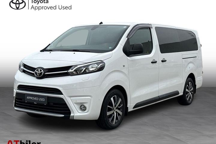 Hvid Toyota ProAce fra 2020 set udefra