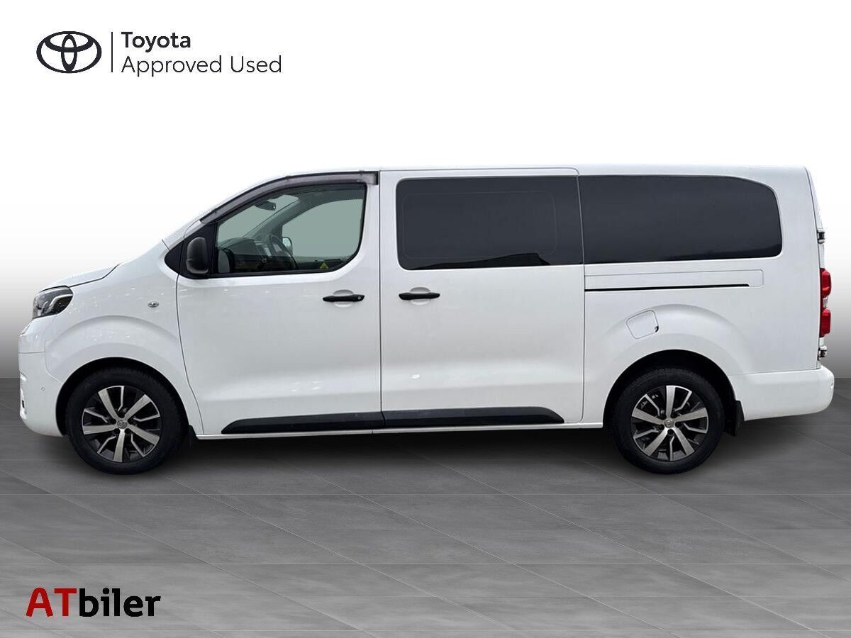 Hvid Toyota ProAce fra 2020 set udefra