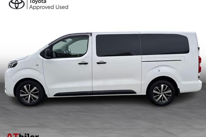 Hvid Toyota ProAce fra 2020 set udefra